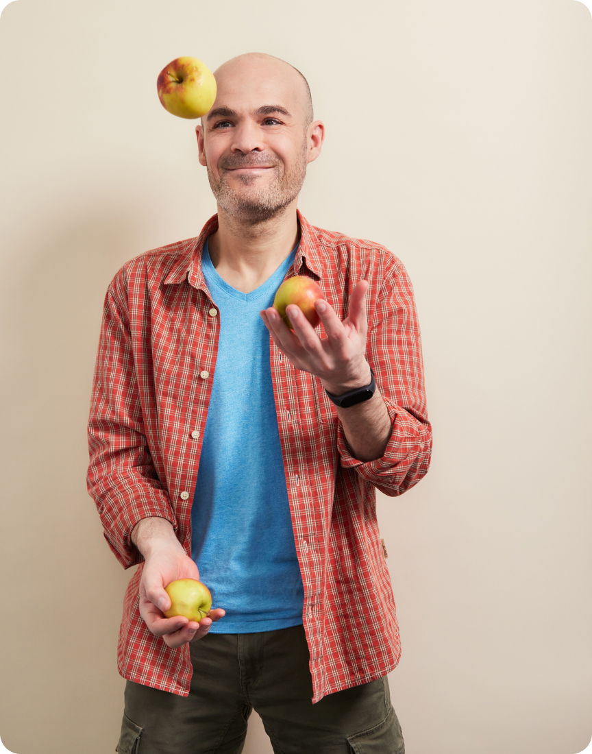 Mihail Livitchi jongliert mit Äpfeln.